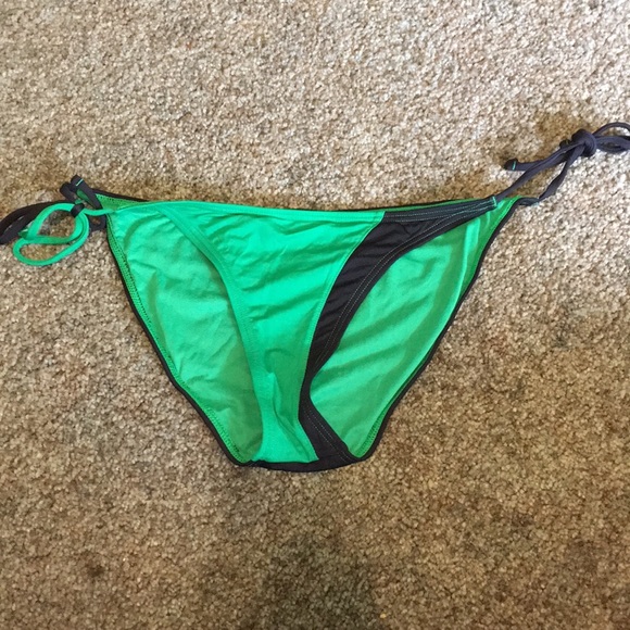 Volcom bikini set - Picture 6 of 8